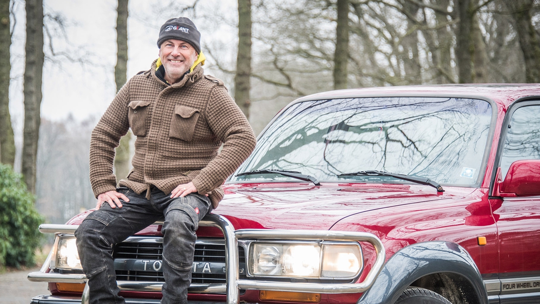 Dick-Admiraal-bij-zijn-Toyota-Hilux-Land-Cruiser-HDJ80-exterieur-rood.jpg