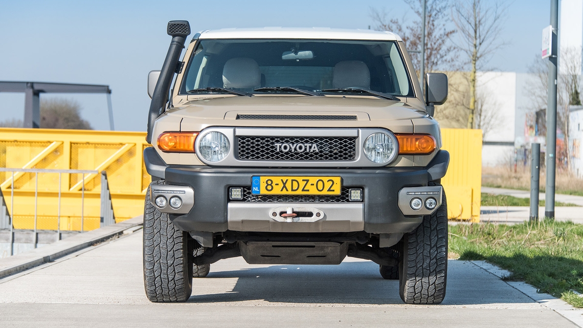 Toyota-FJ-Cruiser-exterieur-vooraanzicht-stilstaand-beige