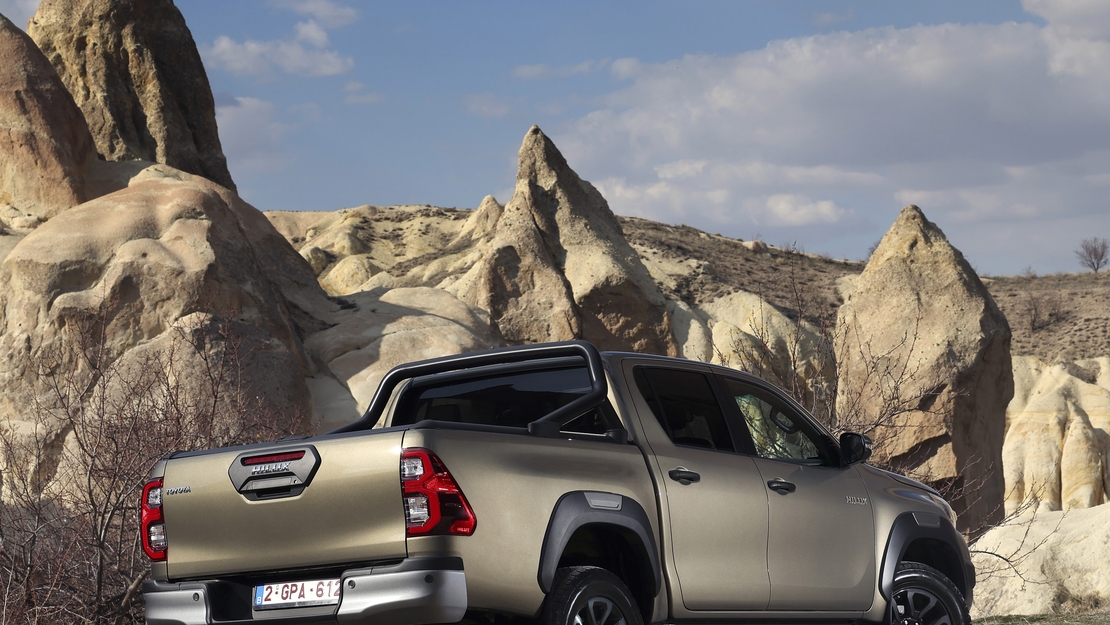 Toyota-Hilux-Hybrid-48V-exterieur-stilstaand-achterkant