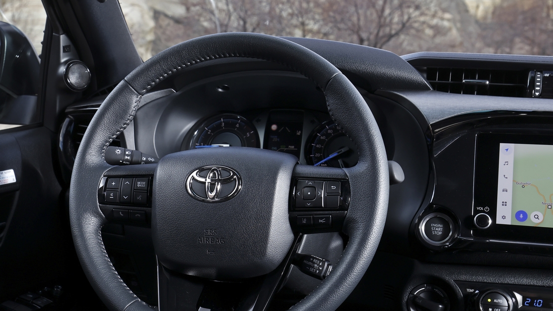 Toyota-Hilux-Hybrid-48V-interieur-stuur-dashboard