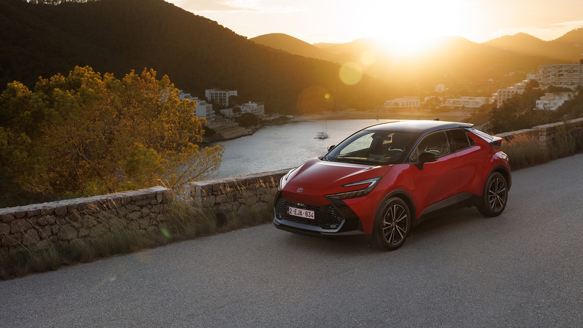 Toyota-C-HR-exterieur-driekwart-rechtsvoor-zon