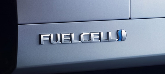 Toyota-Mirai-exterieur-grijs-Fuel-Cell-embleem-555.jpg