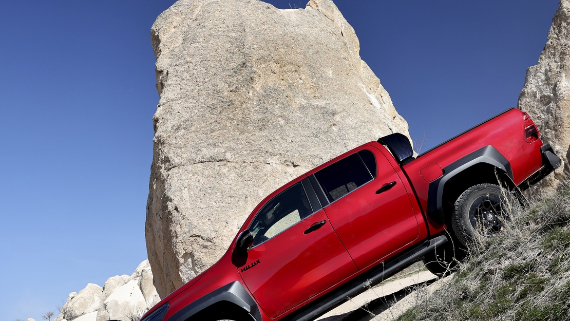 Toyota-Combo-Hilux-Hybrid-48V-GR SPORT-exterieur-stilstaand