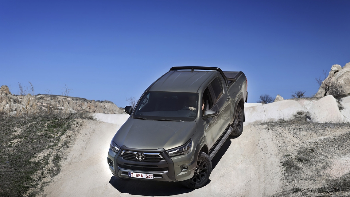 Toyota-Hilux-Hybrid-48V-exterieur-dynamisch-vooraanzicht-zand