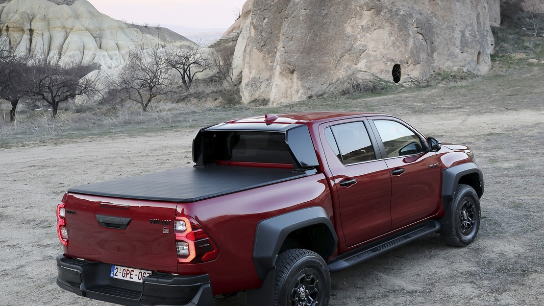 Toyota-Hilux-GR SPORT-exterieur-dynamisch-zand