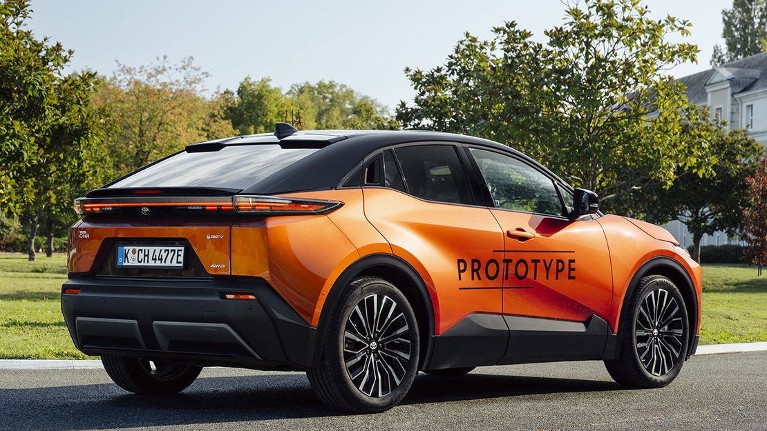 toyota-c-hr-plus-2026-exterieur-achterkant-schuin