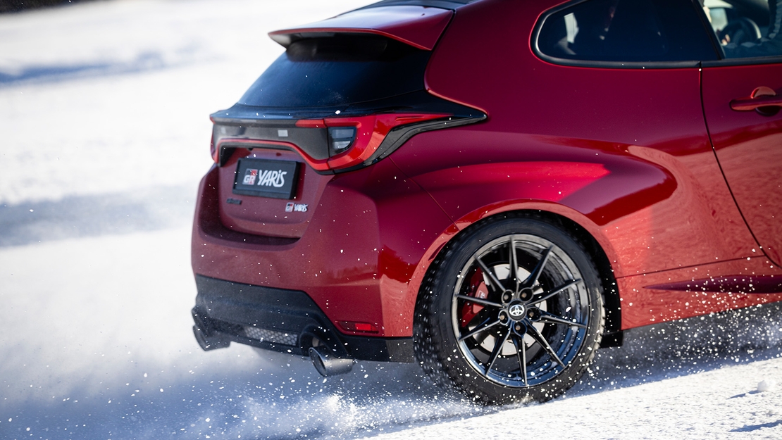 Toyota-GR-Yaris-exterieur-achteraanzicht-rood-in-sneeuw